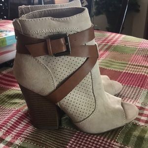 Woman’s ankle boots size 6